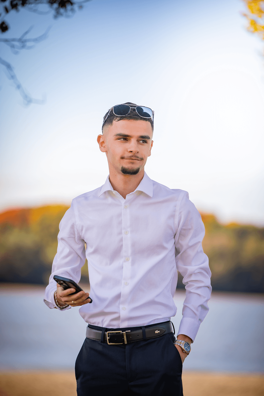 Ilyes Ghouil au bord d'un lac