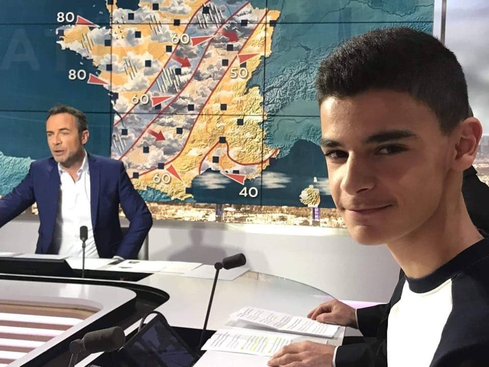 Ilyes Ghouil aux côtés d’Evelyne Dhéliat